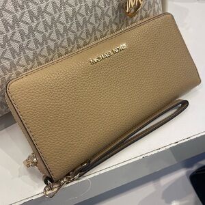 MICHAEL KORS JSTravel Lg Pebbled Leather Continental Wristlet Wallet
Camel
NWT